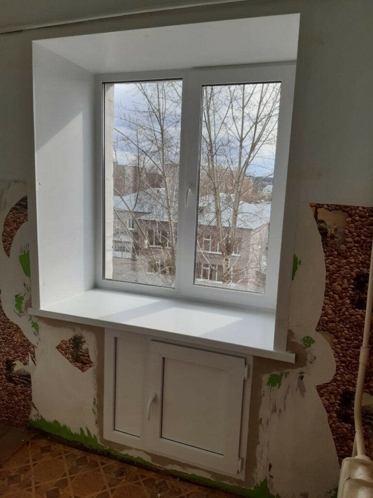 Установка окна с хрущевским холодильником в Перми Стеклим-Теплим