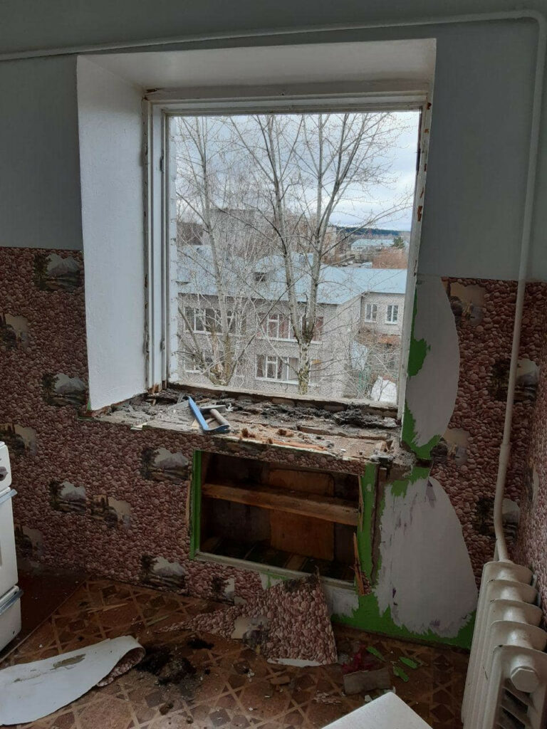 Подготовка к установке – демонтаж старого деревянного окна.