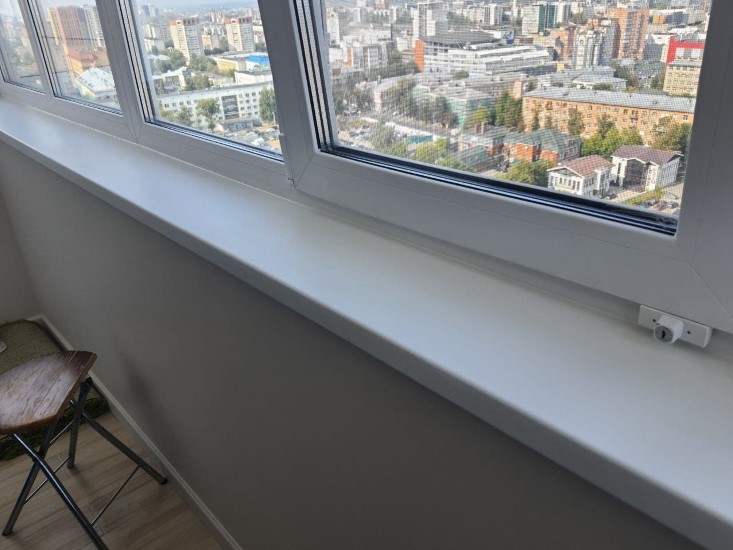 Заделка стыка подоконника и рамы жидким пластиком