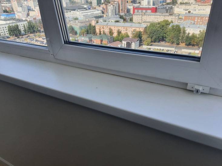 Заделка стыка подоконника и рамы жидким пластиком