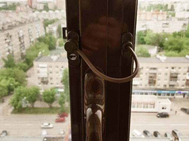 Установка блокиратора на пластиковое окно для защиты от случайного открывания ребенком