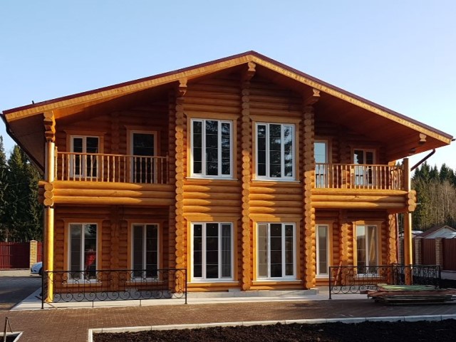 Остекление частного дома из оцилиндрованного бревна