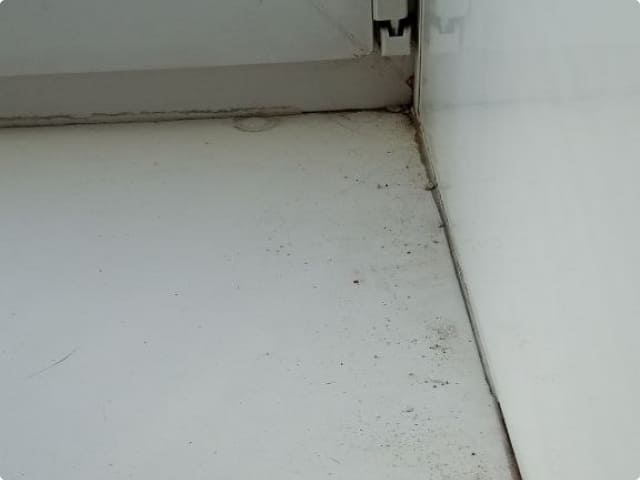 Отделка пластикового окна отслоился герметик