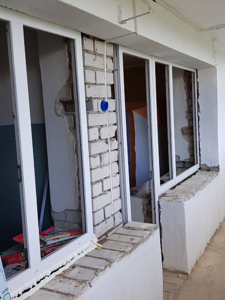 Установка окон и балконной двери для лоджии