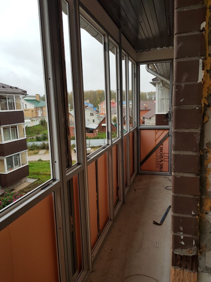 Остекление и разделение балкона без отделки
