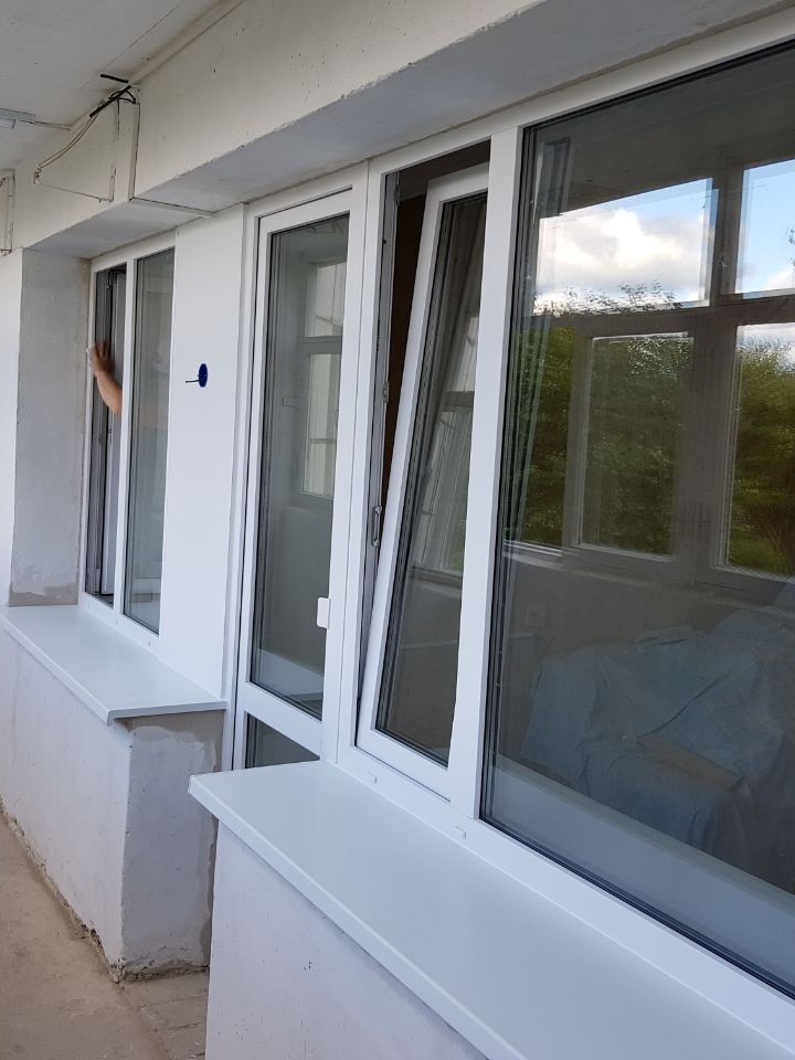 Установка окон и балконной двери для лоджии
