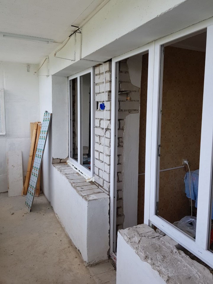 Установка окон и балконной двери для лоджии