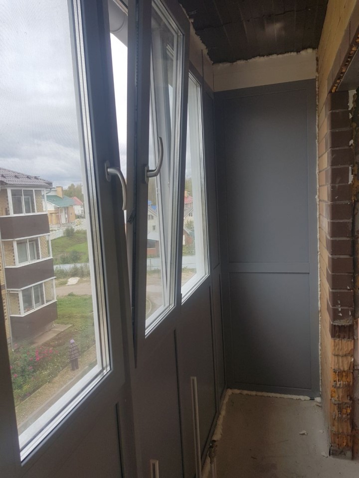 Остекление и разделение балкона без отделки