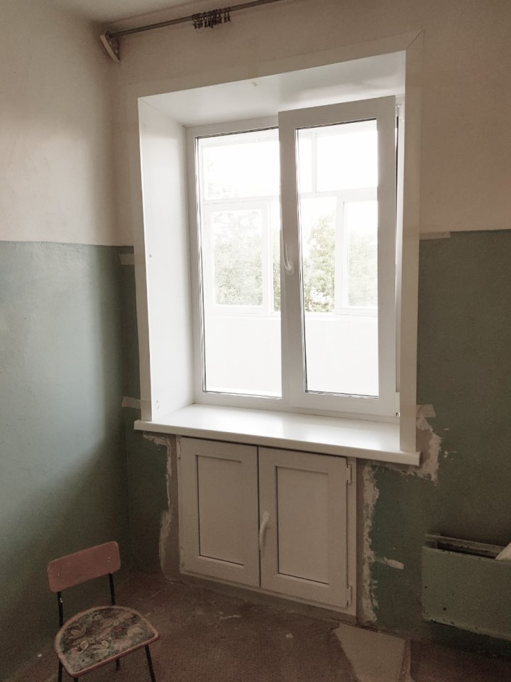 Установка окна с хрущевским холодильником. Окно выходит на лоджию