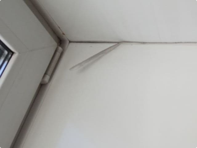 Отделка пластикового окна отслоился герметик