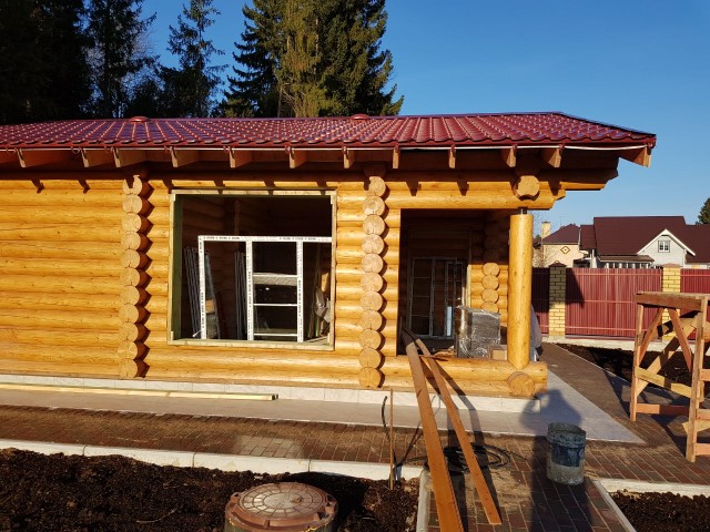 Остекление частного дома из оцилиндрованного бревна