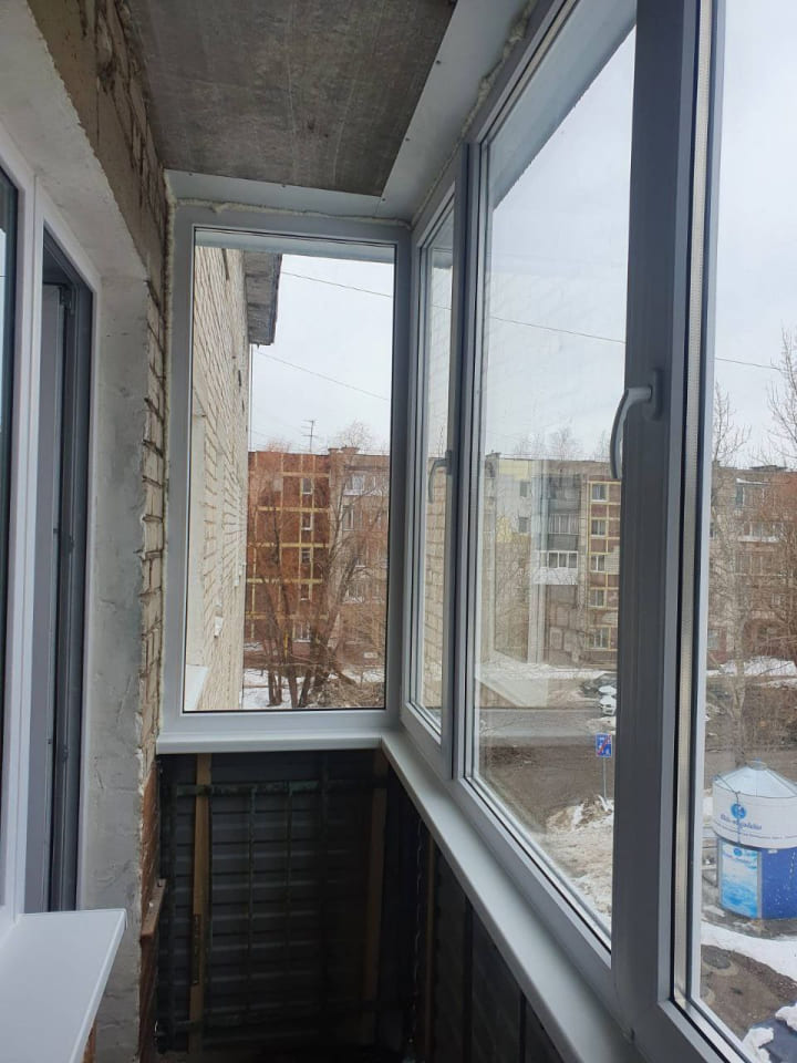 Остекленный балкон без отделки. Вид изнутри