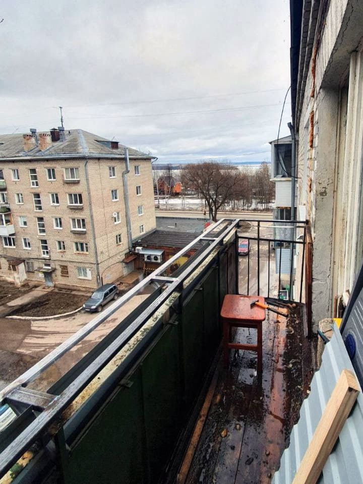 Установка сварных конструкций для установки остекления балкона