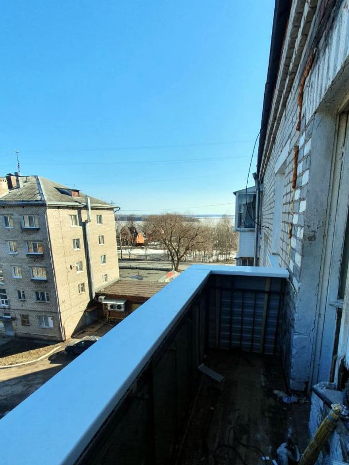 Установка подоконника для балкона