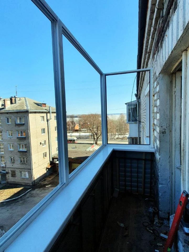 Установка конструкции для остекления балкона