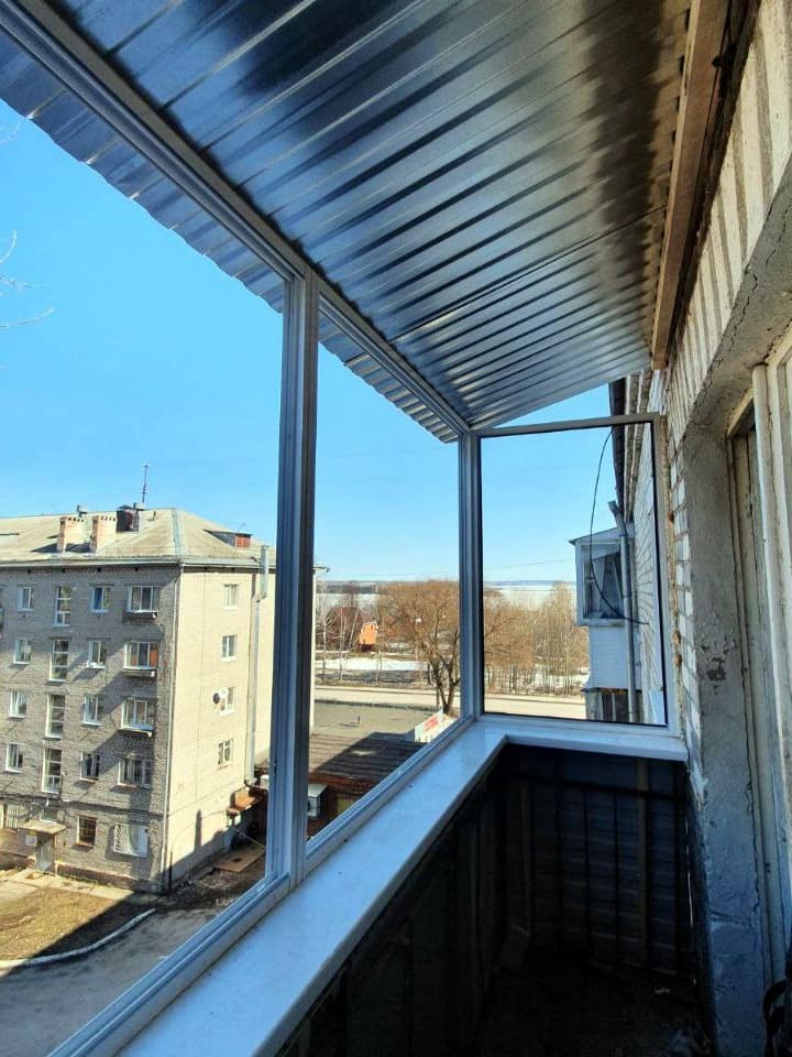 Установка крыши на балкон верхнего этажа