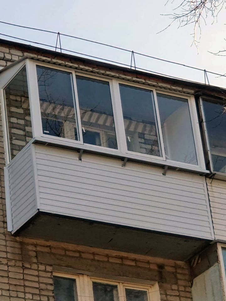 Остекление балкона верхнего этажа с выносом и крышей