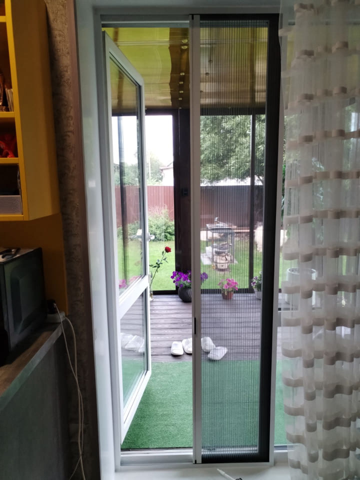 Москитная сетка-гармошка плиссе с одной створкой для стандартной двери частично открыта