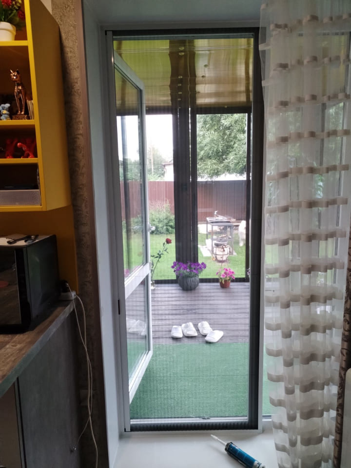 Москитная сетка-гармошка плиссе с одной створкой для стандартной двери закрыта