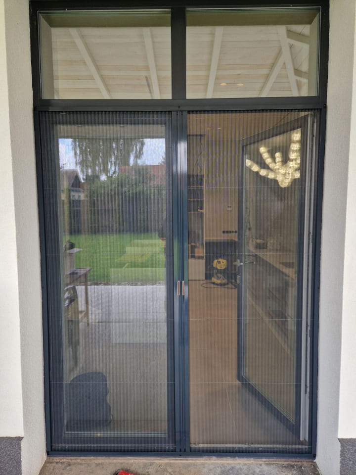 Москитная сетка-гармошка с двумя створками закрыта