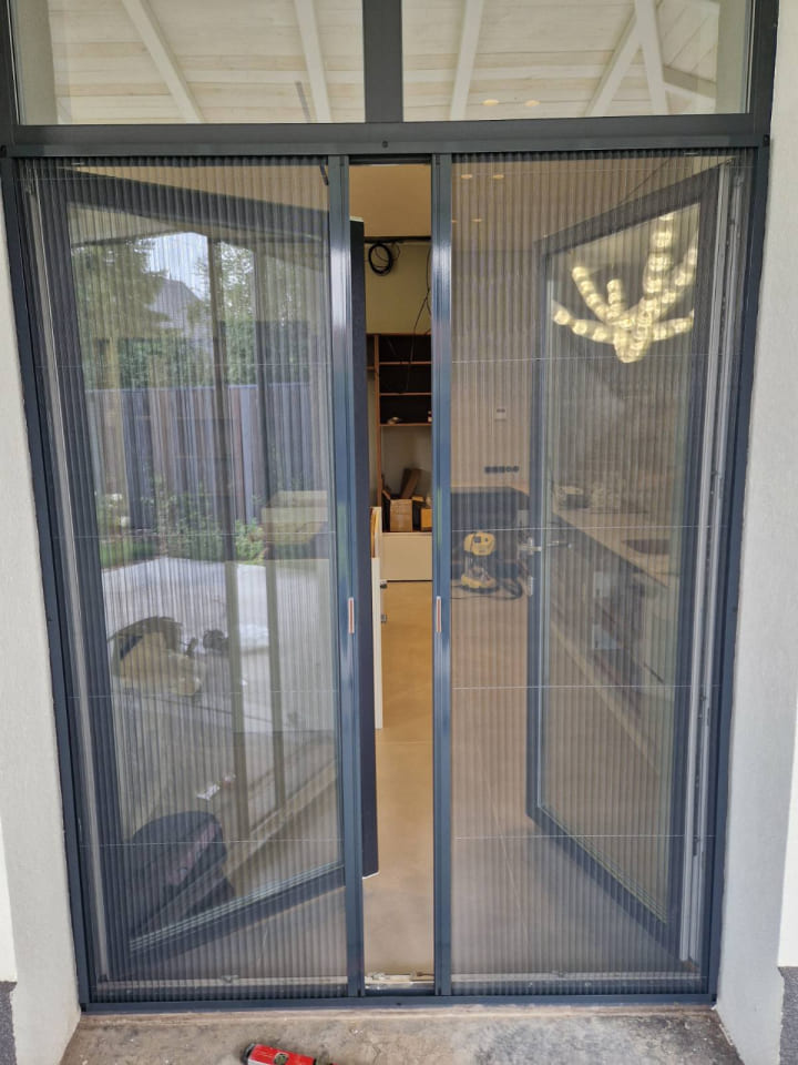 Москитная сетка-гармошка с двумя створками приоткрыта