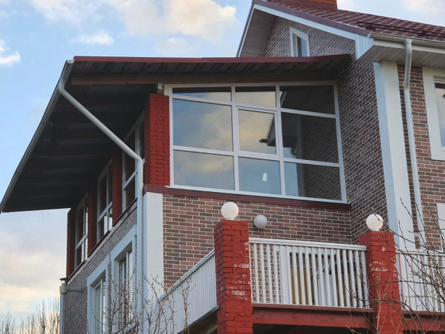 Панорамное остекление помещения 2го этажа кирпичного частного дома