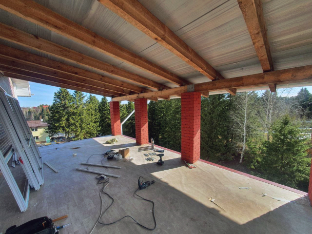 Помещении 2го этажа кирпичного частного дома до остекления, вид изнутри