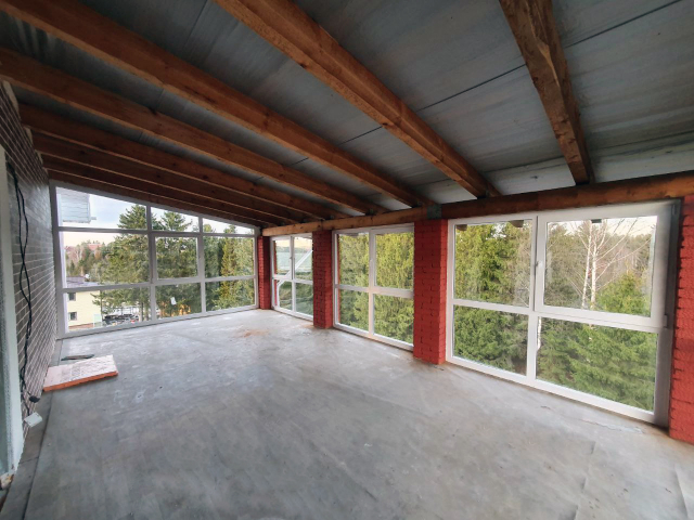 Панорамное остекление помещения 2го этажа кирпичного частного дома. Вид изнутри