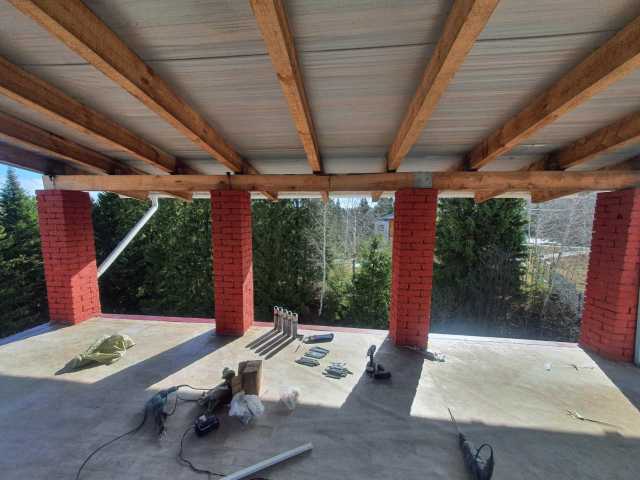 Помещении 2го этажа кирпичного частного дома до остекления, вид изнутри