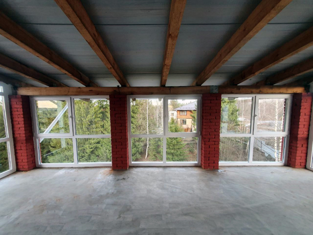 Панорамное остекление помещения 2го этажа кирпичного частного дома. Вид изнутри