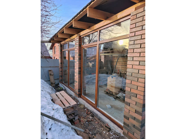 Закрытая сдвижная дверь для летней кухни с панорамным остеклением. Вид снаружи