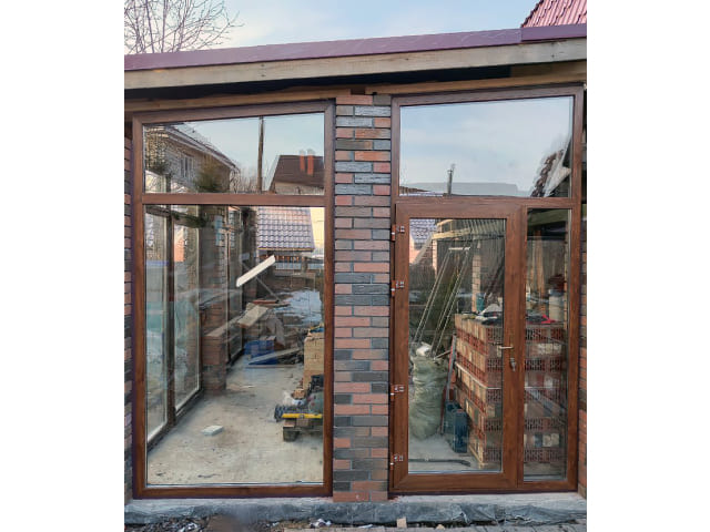 Входная дверь в летнюю кухню с панорамным остеклением