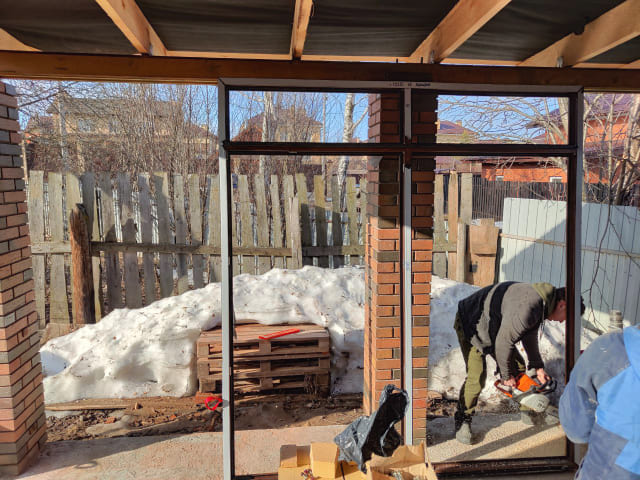 Подготовка к установке дверей и панорамного остекления. Вид изнутри помещения