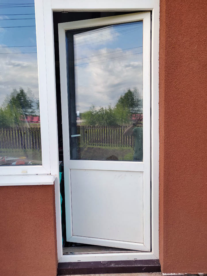 Дверь без установленной дверной москитной сетки