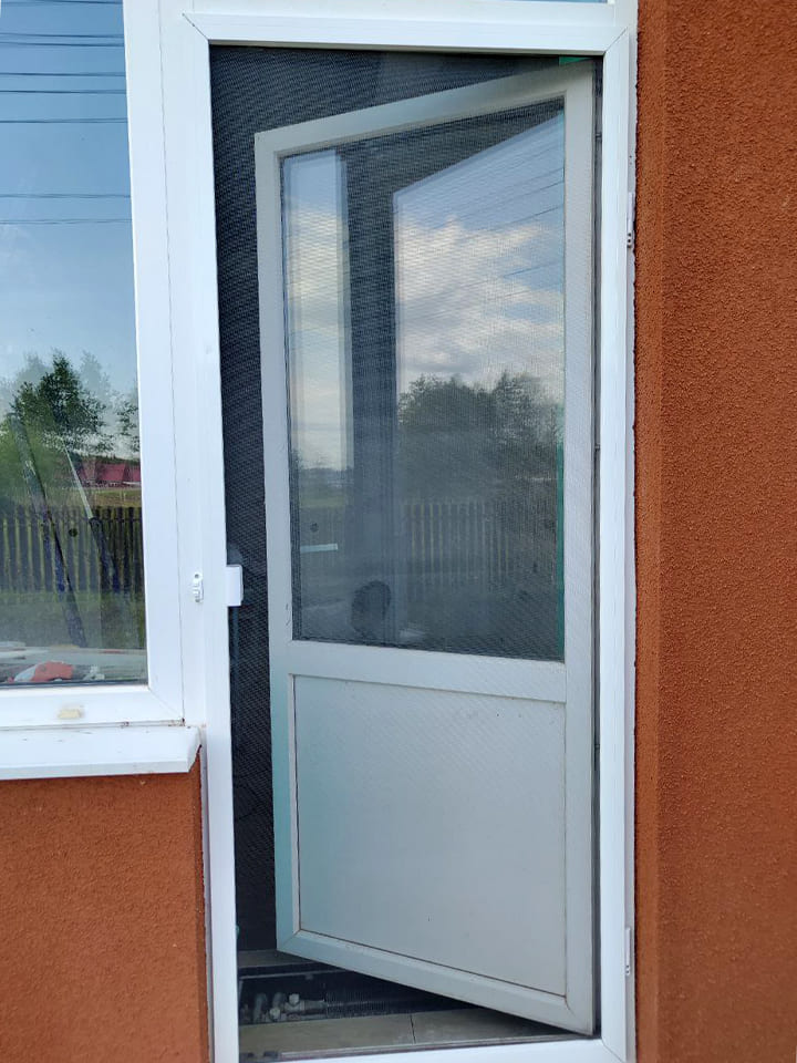 Дверь с установленной дверной москитной сетки