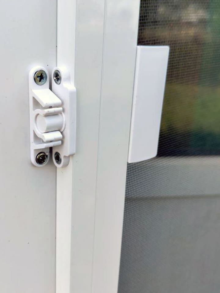 Защелка для дверной противомоскитной сетки