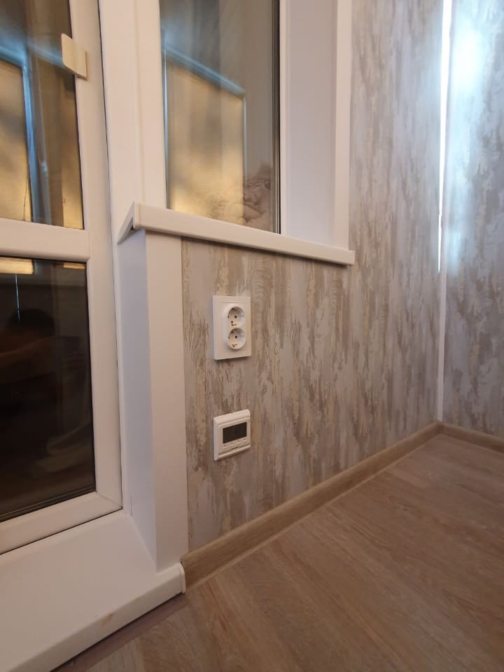 Розетка и терморегулятор подогрева пола на лоджии, вид с боку