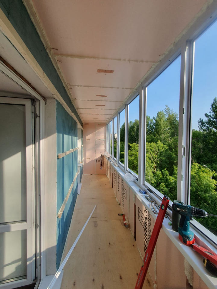 На лоджии уложен слой утеплителя на потолок, пол и стены, высталены направляющие для отделки