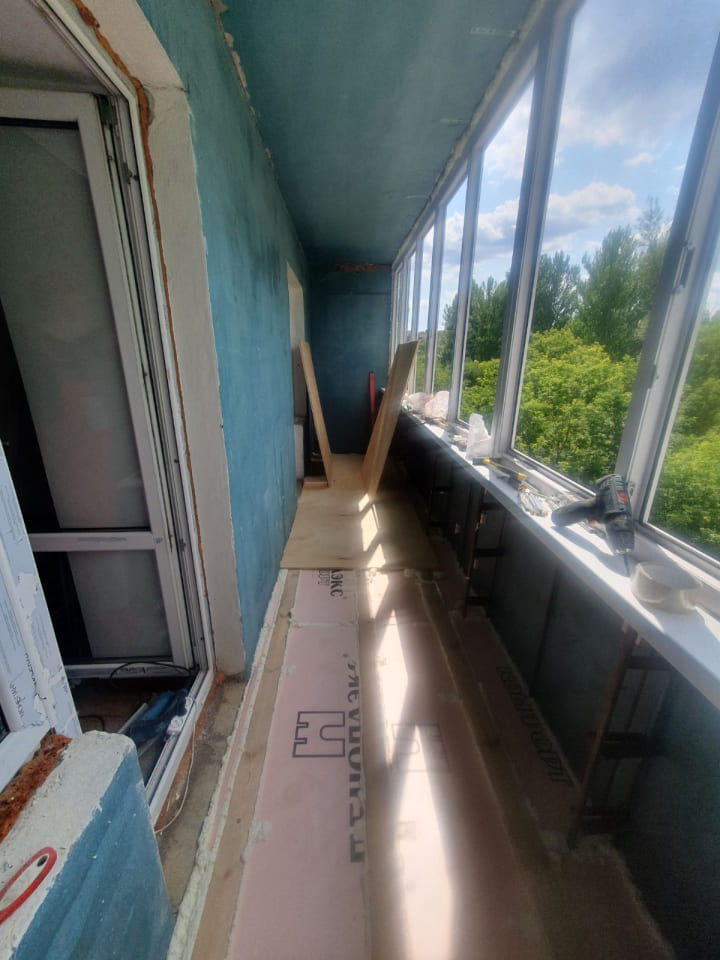 На лоджии уложен слой утеплителя на пол