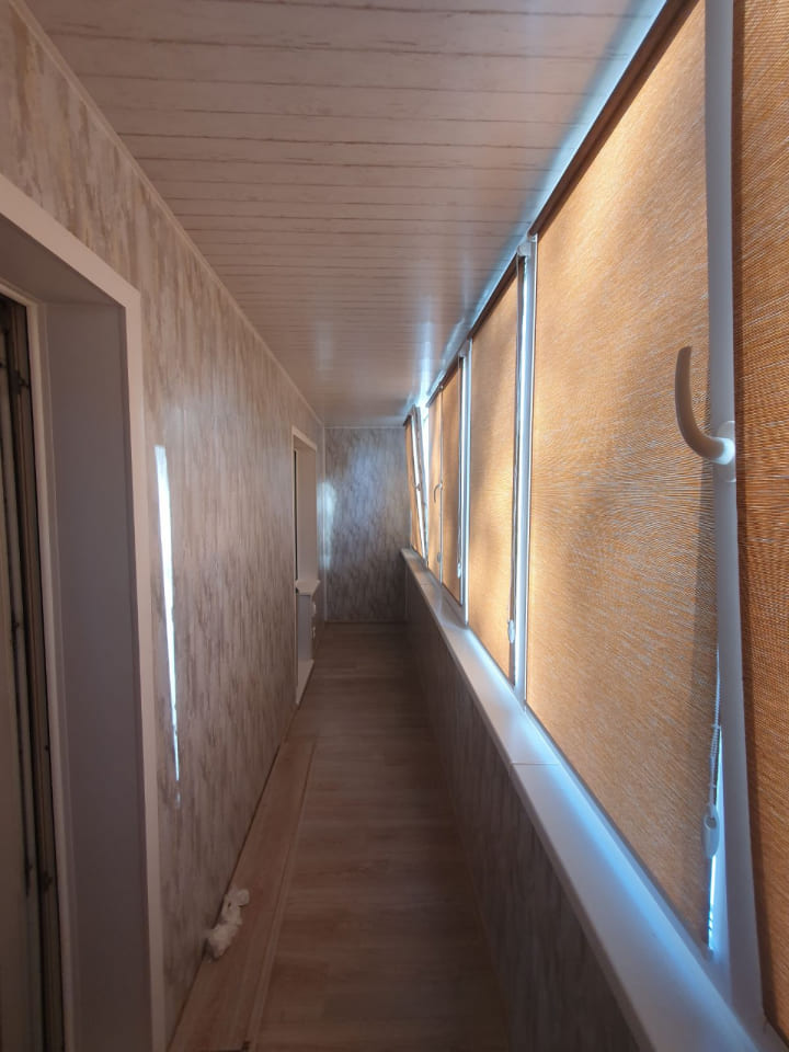 Теплое остекление лоджии с полной отделкой, конечный результат, рольшторы закрыты