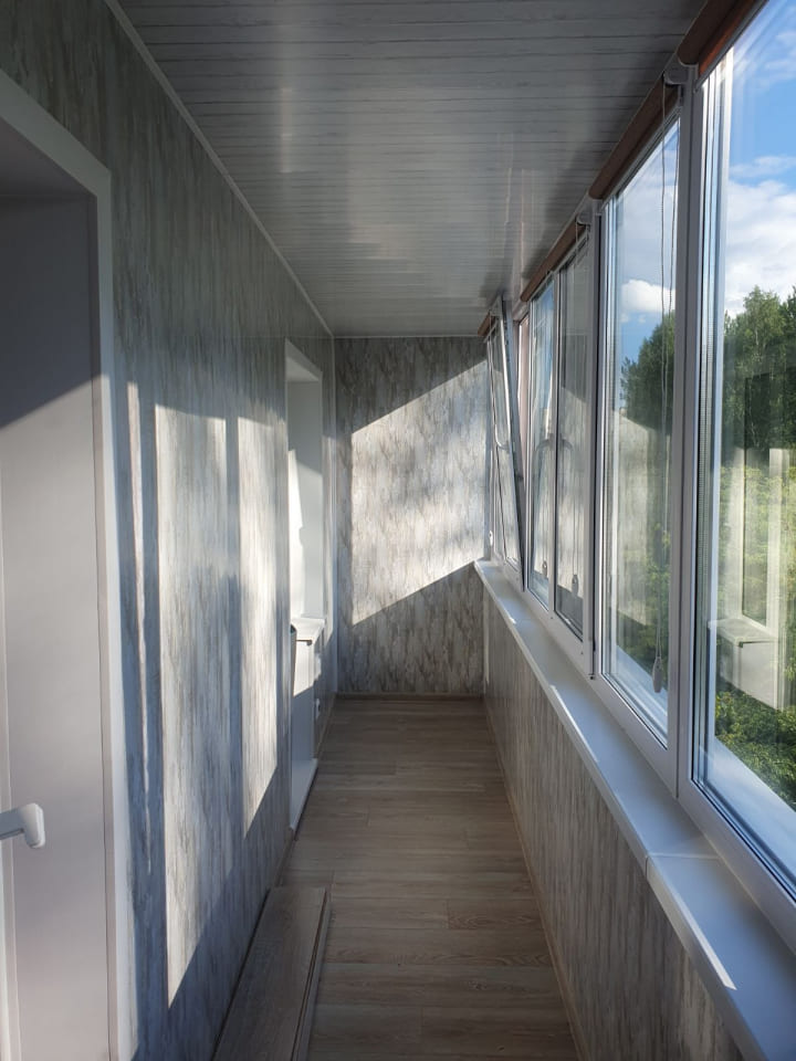 Теплое остекление лоджии с полной отделкой, конечный результат, рольшторы открыты