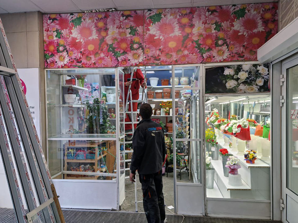 Входная группа для торгового отдела по продаже цветов