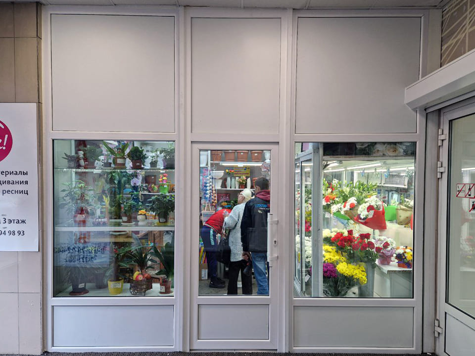 Установка входной группы для магазина цветов